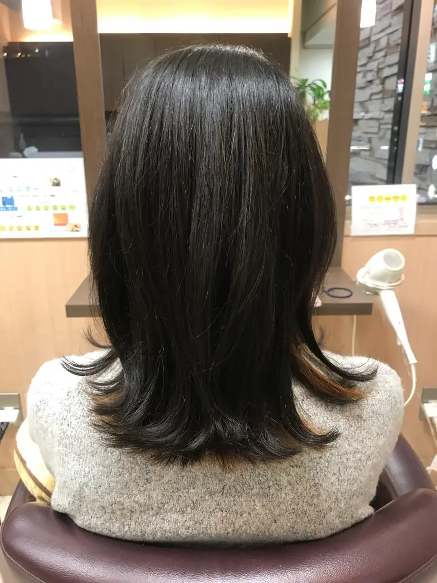 ミディアム カラー 外ハネヘア ササキ トモコのヘアスタイル