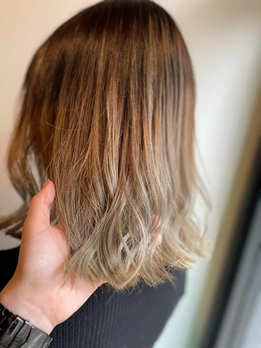 ミディアム カラー ハイトーンカラー トリートメント 秋田 亜由美のヘアスタイル