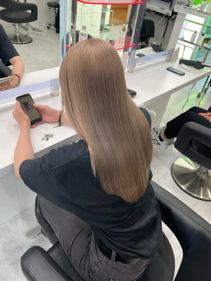 ロング ヘアアレンジ カット ヘアカラー 名古屋ムラ修正 ハイトーンのヘアスタイル