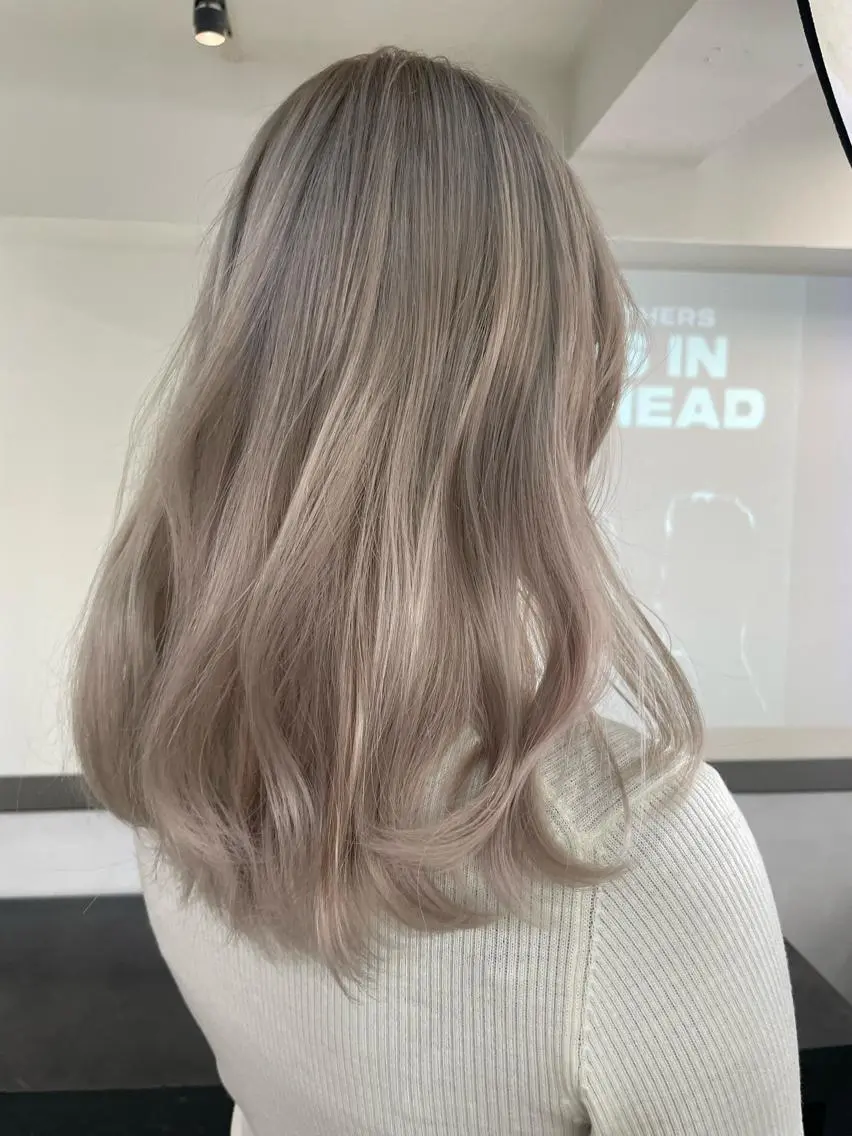 ミディアム カラー ベージュカラー ブリーチ ケアブリーチ ホワイトベージュ トリートメント レイヤーカット💖 Kaedeのヘアスタイル