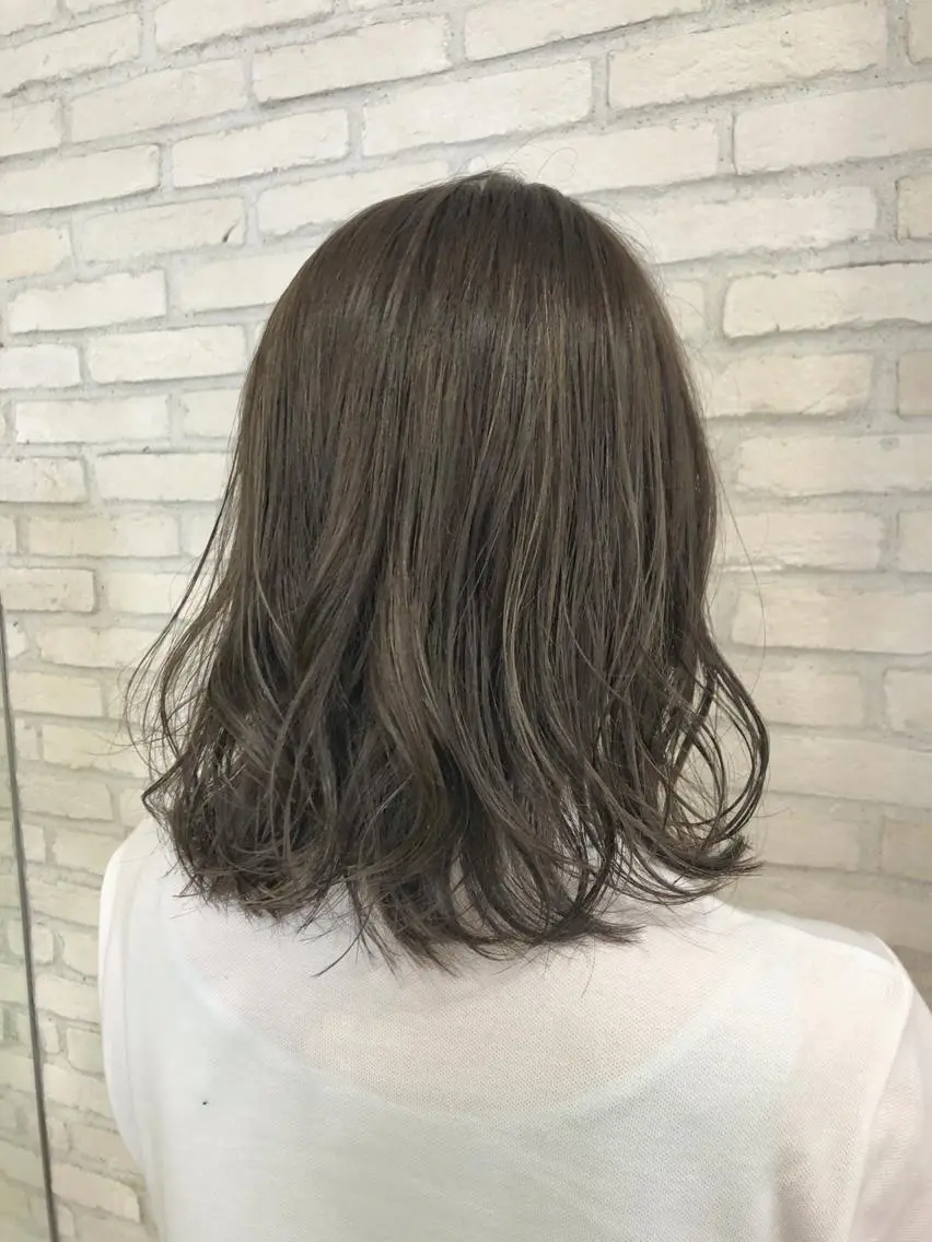 ミディアム カラー アッシュ ベージュカラー ハイライトカラー ハイライト 大平 美沙のヘアスタイル