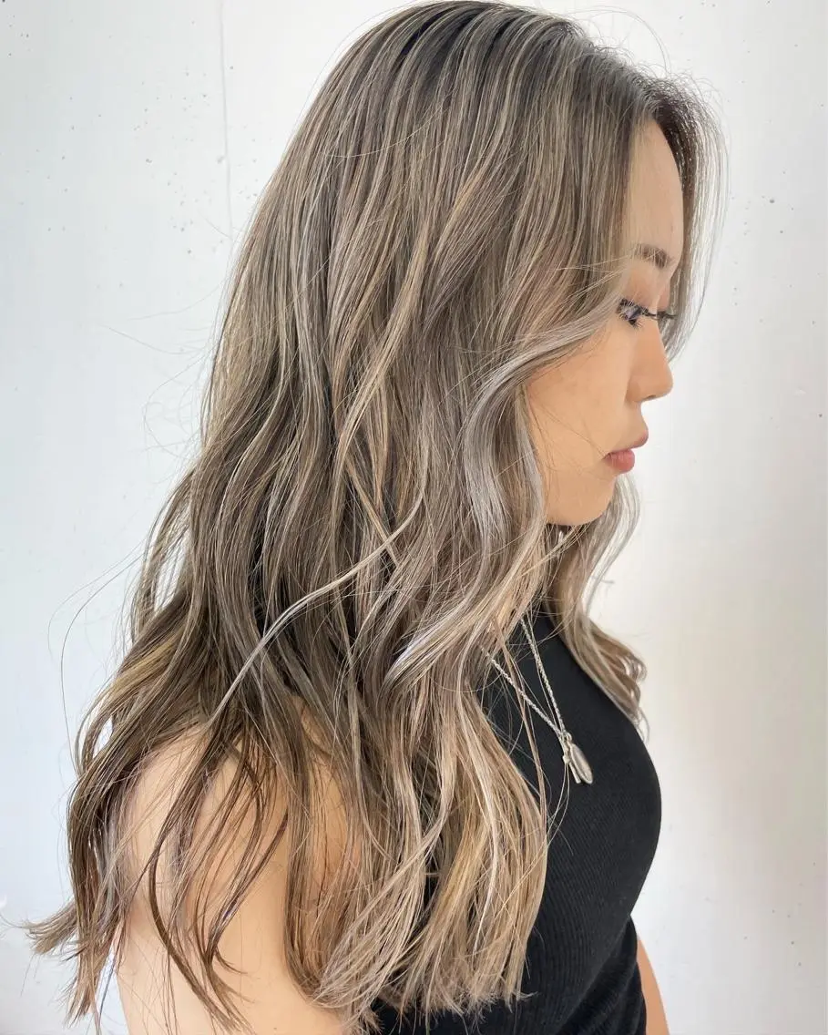 セミロング カラー バレイヤージュ ベージュカラー ブリーチ ケアブリーチ 透明感カラー レイヤーカット💖 Kaedeのヘアスタイル