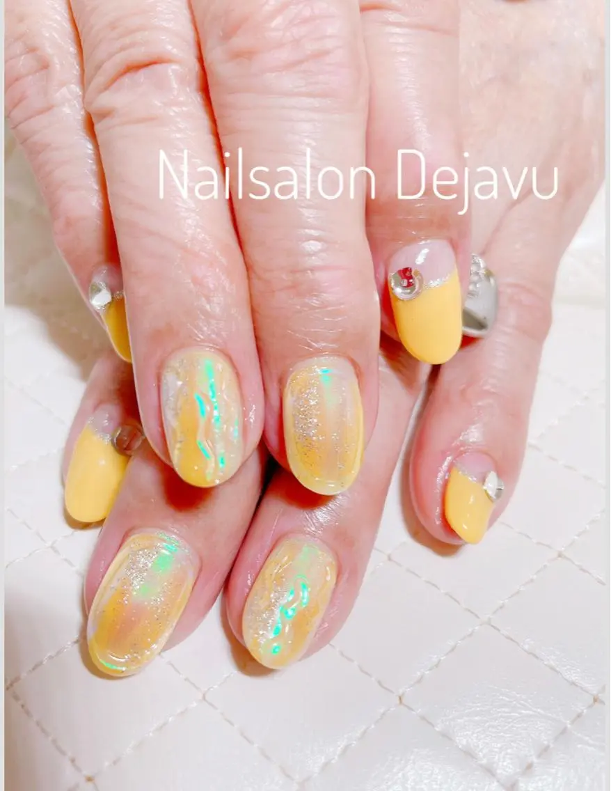 ネイル アートネイル オーロラネイル 黄色 ハンドネイル Nail salon Dejavu 🌿のネイルデザイン