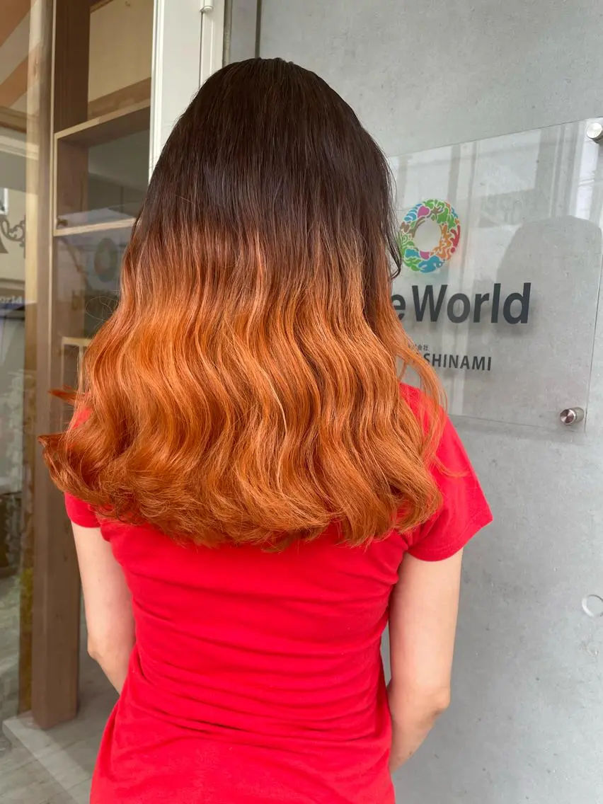 ロング カラー グラデーションカラー ハイトーンカラー 五日市 愛衣のヘアスタイル