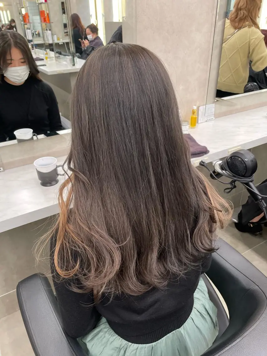 ロング カラー 抜け感レイヤー︴ ニュアンスカラーのヘアスタイル