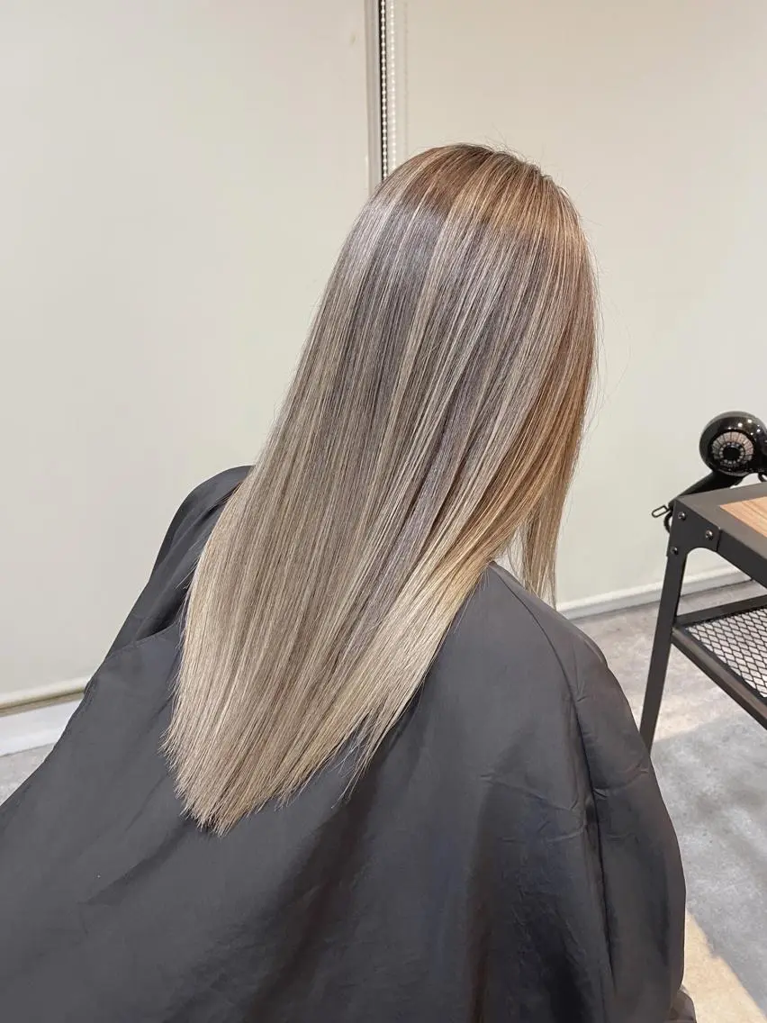 ロング カラー バレイヤージュ ベージュカラー ブリーチ ミルクティーベージュ レイヤーカット カット ヘアカラー 阪田 素規のヘアスタイル