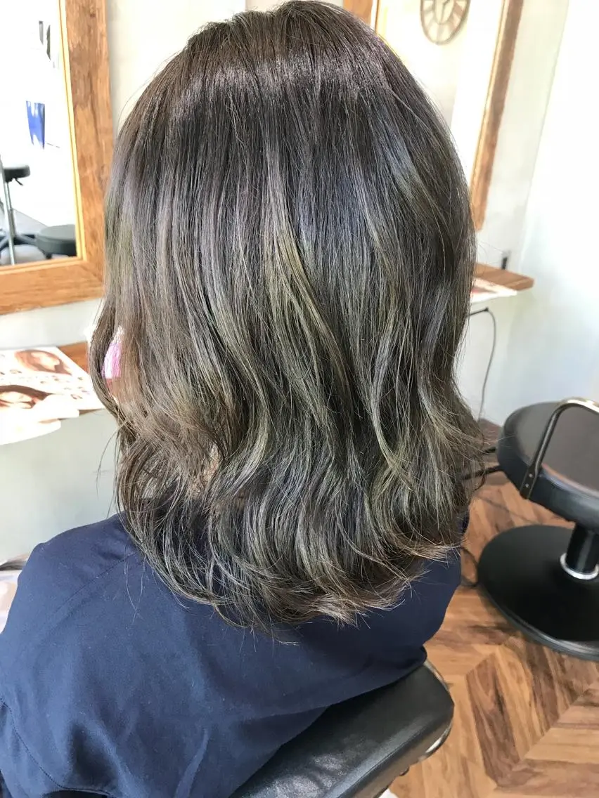 ミディアム カラー レイヤー べージュ 白石研太のヘアスタイル