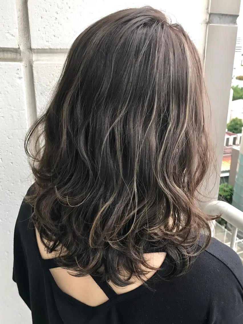 ミディアム カラー アッシュ アッシュグレー ハイライトカラー ハイライト 若杉 諒のヘアスタイル