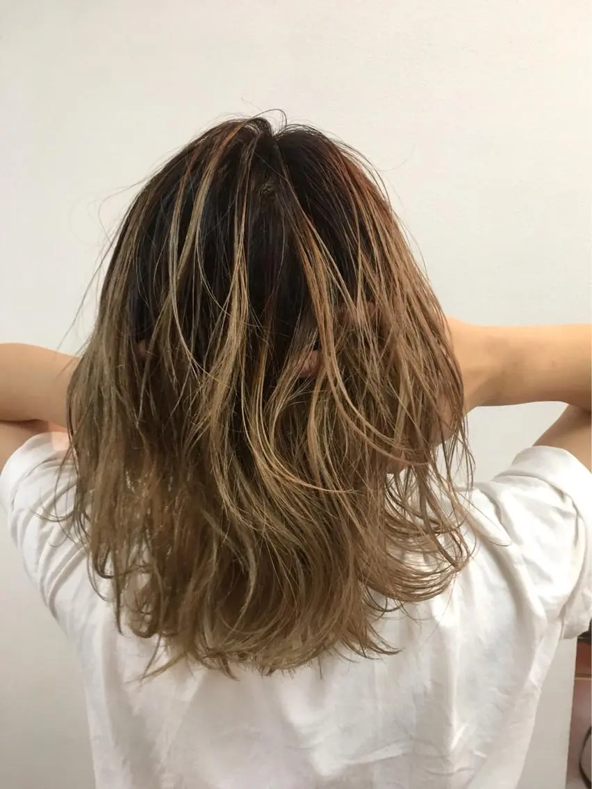 ミディアム レイヤーカット ヘアカラー トリートメント 松本 剛成のヘアスタイル