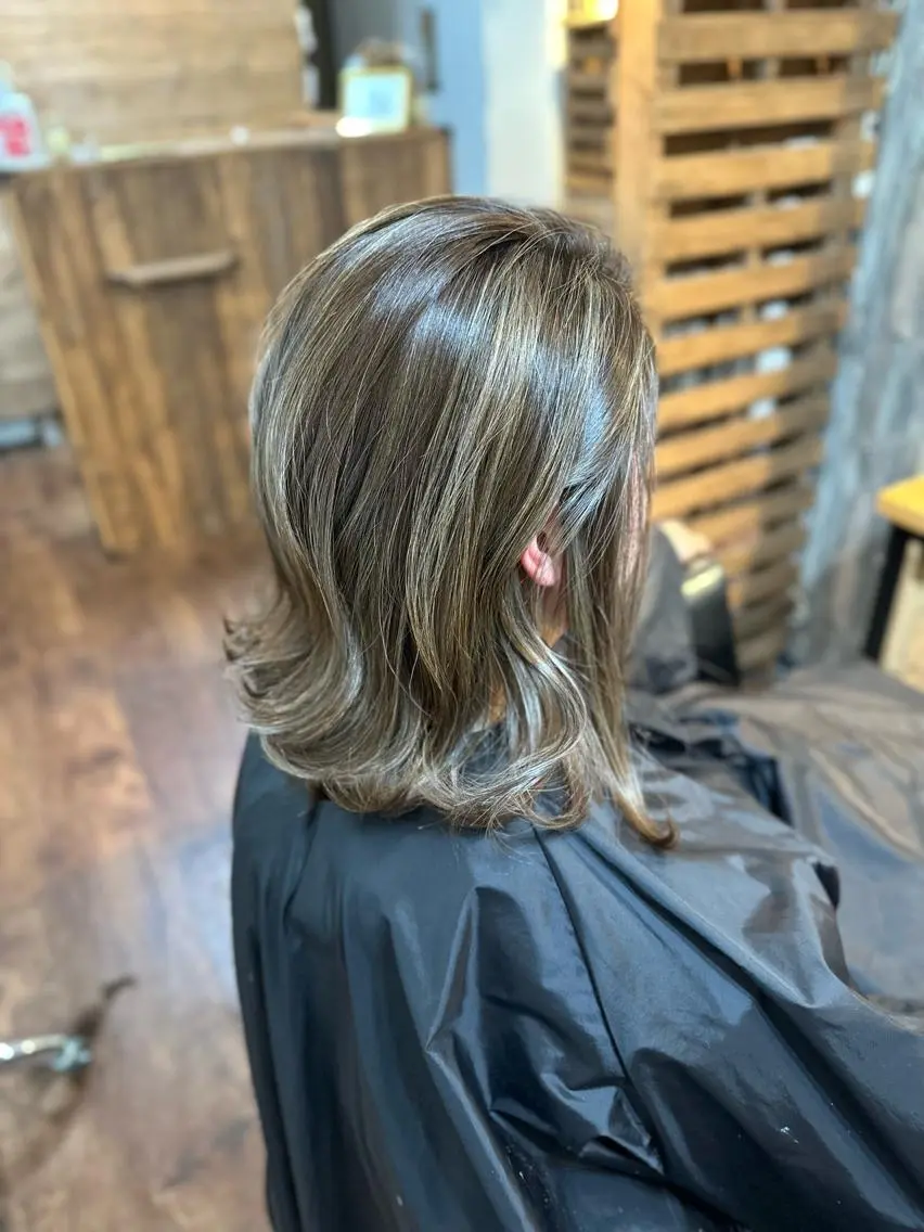 ミディアム カラー 透明感カラー ハイライトカラー ハイライト カット ヘアカラー トリートメント Luzir⭐︎ GEN⭐︎のヘアスタイル