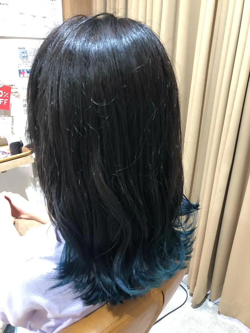 セミロング カラー ブリーチ ブルーカラー 田辺 黎花のヘアスタイル