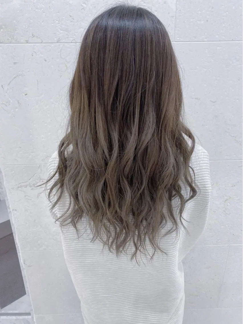 セミロング カラー バレイヤージュ グレージュ ハイライトカラー ハイライト レイヤーカット shanti 渡辺新也✂️のヘアスタイル