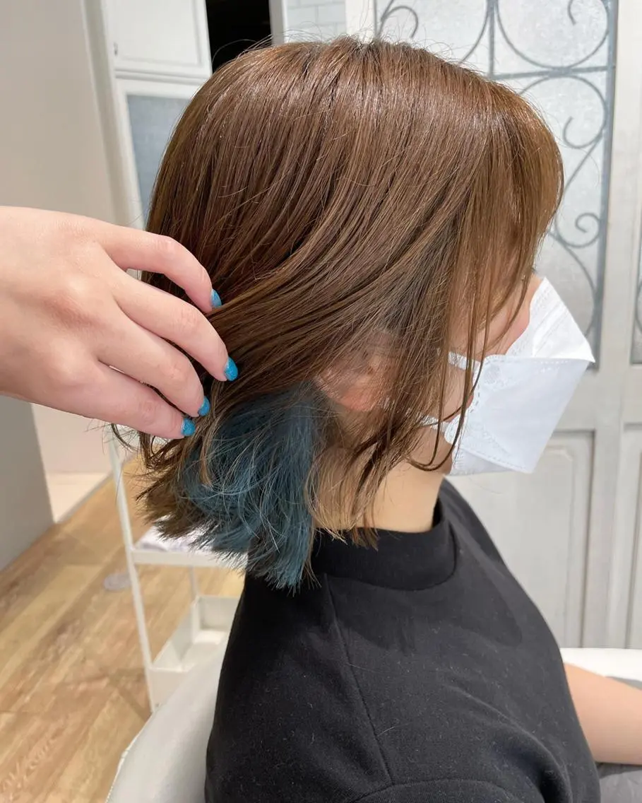 ミディアム カラー パーマ ヘアアレンジ メンズ キッズ ネイル マツエク・マツパ メンズインナーカラー ブルーカラー インナーカラー ブルー 🫧垢抜けヘア🫧 SHIORIのヘアスタイル