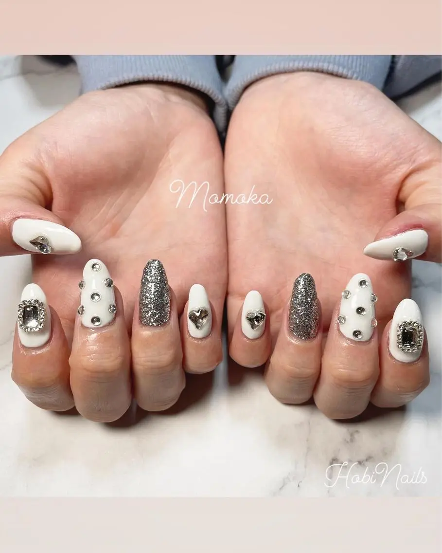 ネイル シルバー ホワイト Momo nailsalonのネイルデザイン