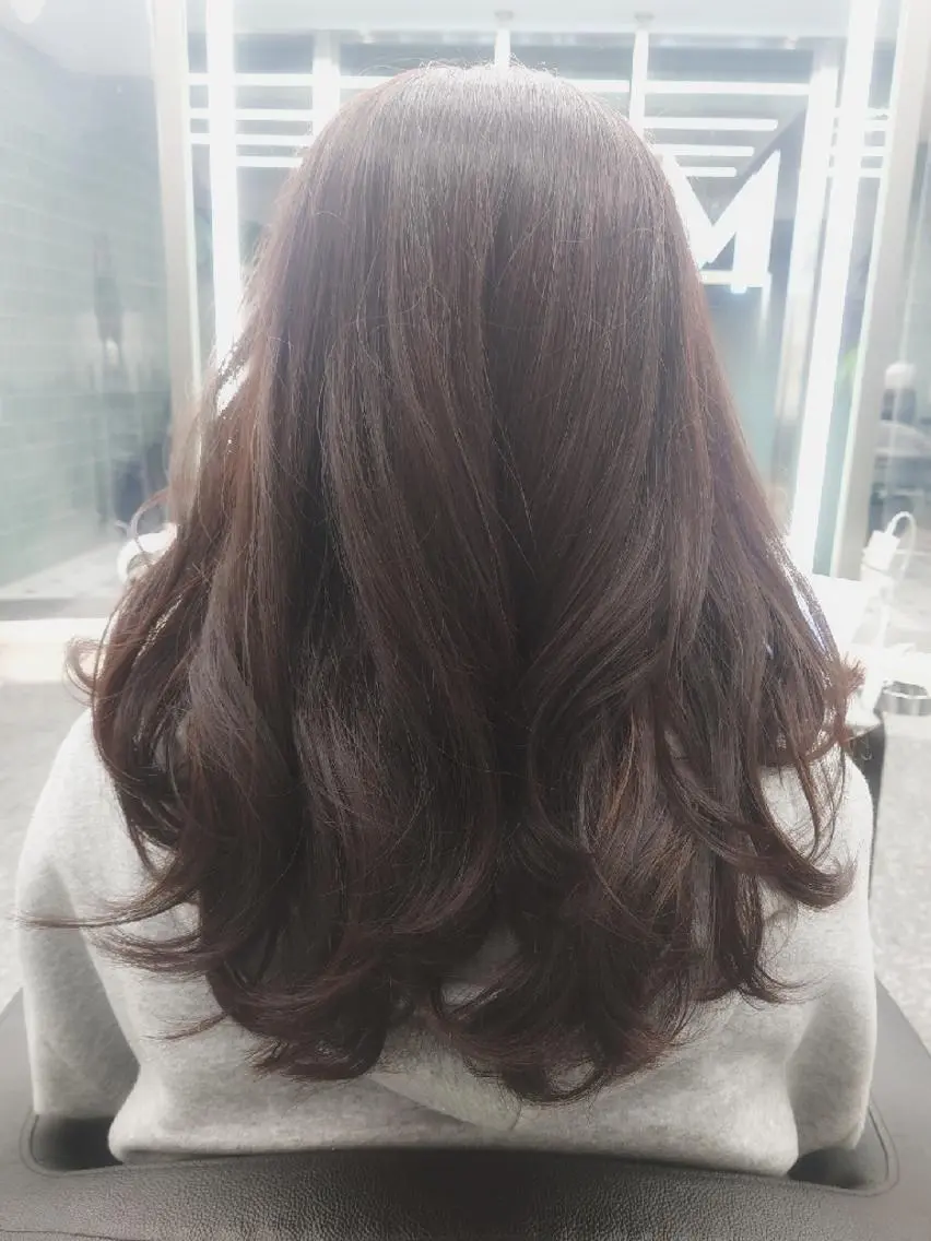 セミロング カラー ブラウンカラー ハイライトカラー ハイライト あいだ🐼ミニモ 8月限定クーポン配信のヘアスタイル