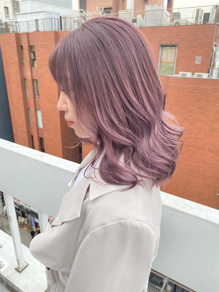 ミディアム カラー ピンクカラー ピンクパープル パープルカラー 森本 笑のヘアスタイル