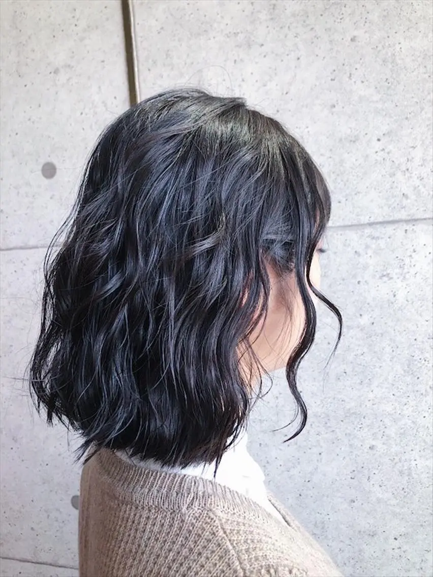 ミディアム カラー 黒髪 ブリーチ ブルーカラー ブルーブラック 透明感カラー 福森 みずきのヘアスタイル