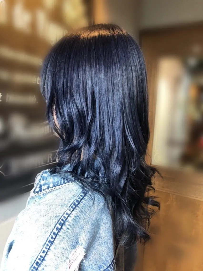 セミロング カラー パーマ ブルーカラー ブルーバイオレット バイオレットカラー ハイトーンカラー🤍 山下 優華のヘアスタイル