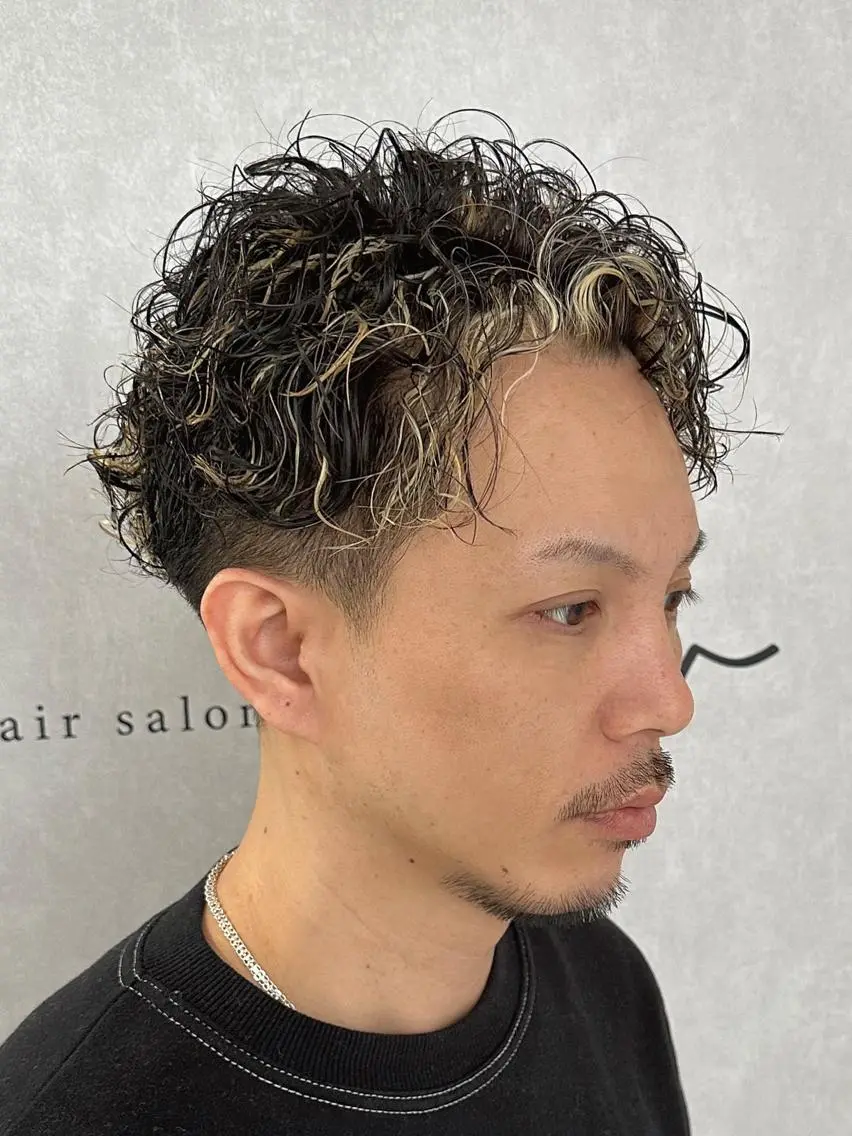 ショート カラー パーマ メンズ ショートボブ メンズブリーチ センターパート メンズハイライト メンズハイトーン カット パーマ ショートのための 曲がる縮毛矯正のヘアスタイル