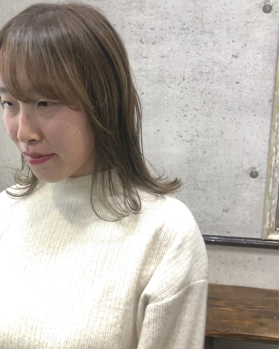 セミロング カラー アッシュ ハイトーンカラー ヘアカラー トリートメント 江原 彩華のヘアスタイル