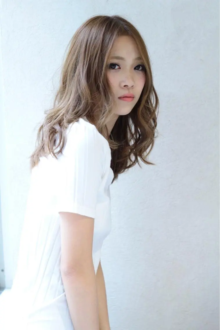 ミディアム セミロング カラー パーマ アッシュ ベージュカラー 透明感カラー 城領 直輝のヘアスタイル