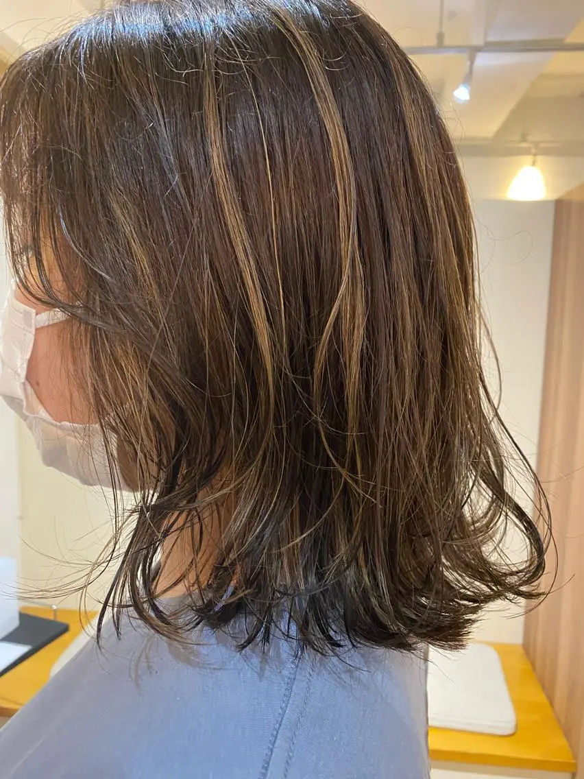 ミディアム カラー レイヤーカット SALTWATER AYARIのヘアスタイル
