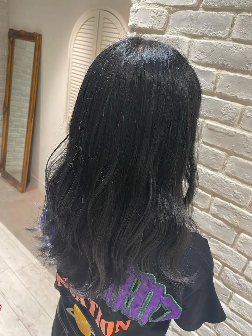カラー 黒髪 ブルーカラー ブルーブラック 曲がる縮毛矯正 LIBER 岩名のヘアスタイル