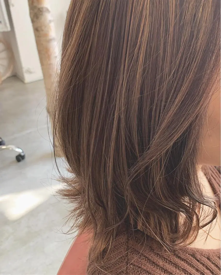 ミディアム カラー fio マナミのヘアスタイル