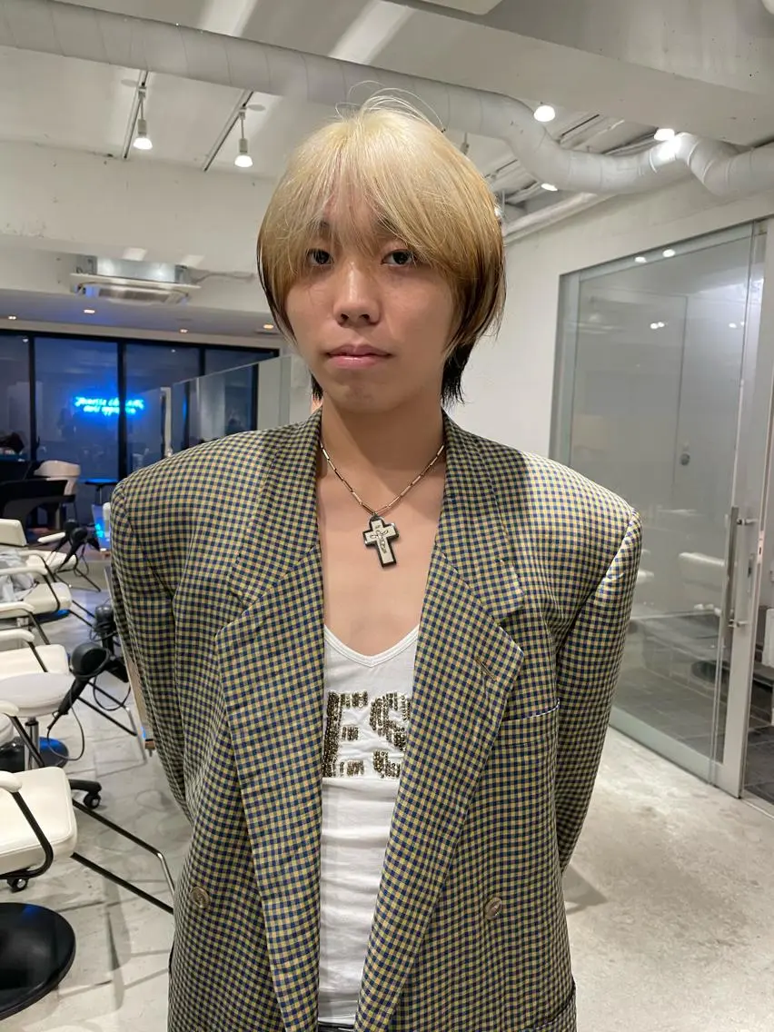 ショート カラー メンズ メンズバレイヤージュ メンズブリーチ センターパート フェードカット メンズハイライト スパイラルパーマ 🌐hina⭐️のヘアスタイル
