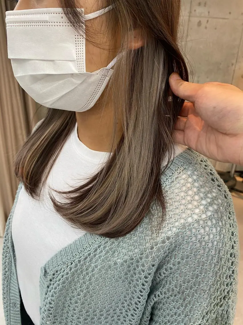 ロング カラー ヘアアレンジ シルバー 美髪矯正 韓国レイヤーのヘアスタイル