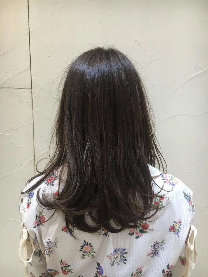 セミロング カラー 黒髪 ハイライトカラー ハイライト ミドウチ アヤカのヘアスタイル