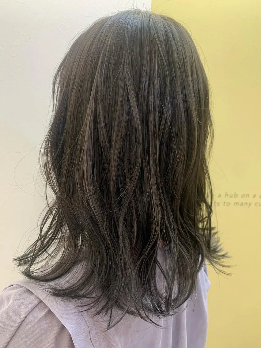 ミディアム カラー グレージュ ハイライトカラー オリーブグレージュ オリーブグレー ハイライト カット ヘアカラー トリートメント hubhair レイヤー/透明感のヘアスタイル