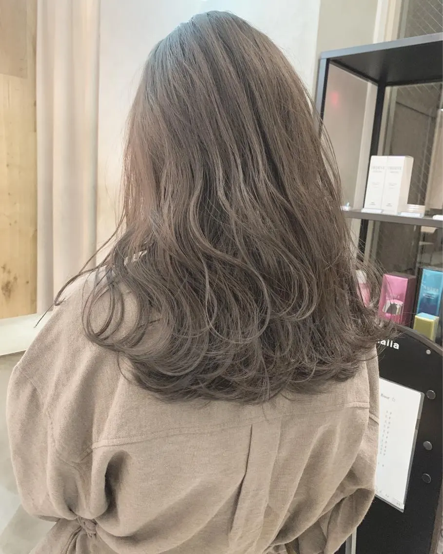 ミディアム カラー ハイトーンボブ 前田 表参道　グレージュのヘアスタイル