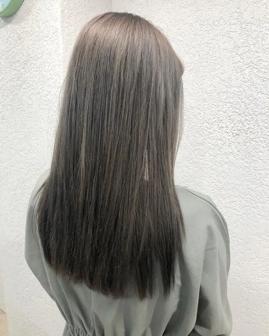 ロング カラー グレージュ ヘアカラー トリートメント 槙川 郁弥のヘアスタイル