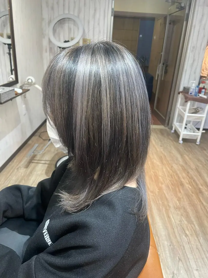 セミロング セミロングパーマ ハイライト 髪質改善 レイヤーカット 縮毛矯正 カット トリートメント 髪質改善ayame 横山諒のヘアスタイル