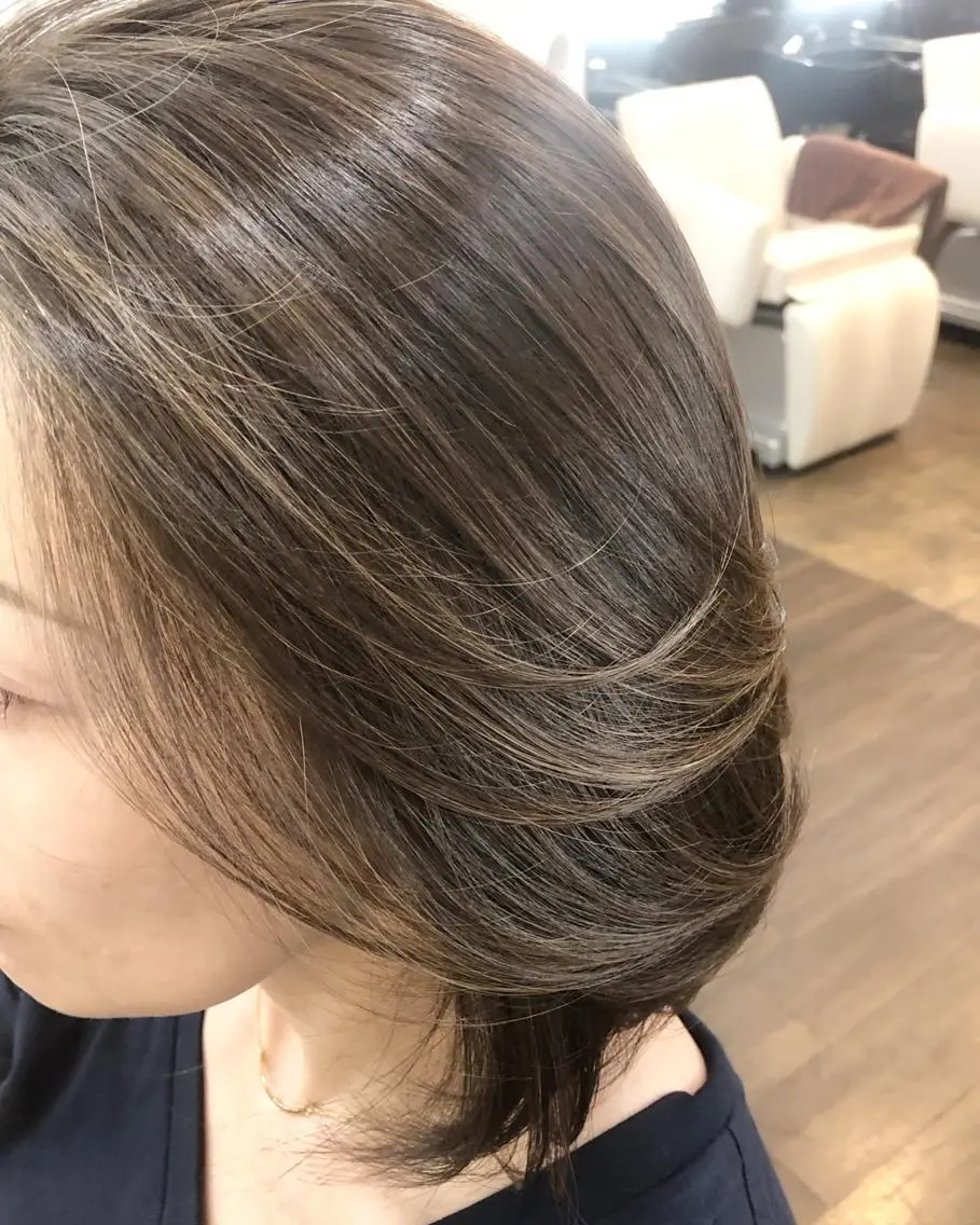 ミディアム ミストバング ハイライト ヘアカラー トリートメント ヘッドスパ 美髪育成salon 髪質改善 FORMAのヘアスタイル