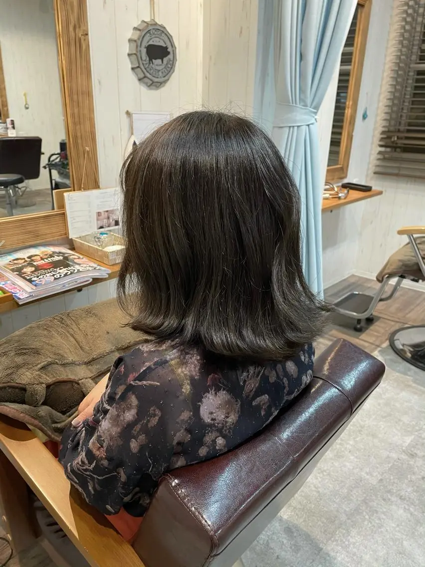 ミディアム カラー アッシュ 外ハネヘア 小阪 将司のヘアスタイル