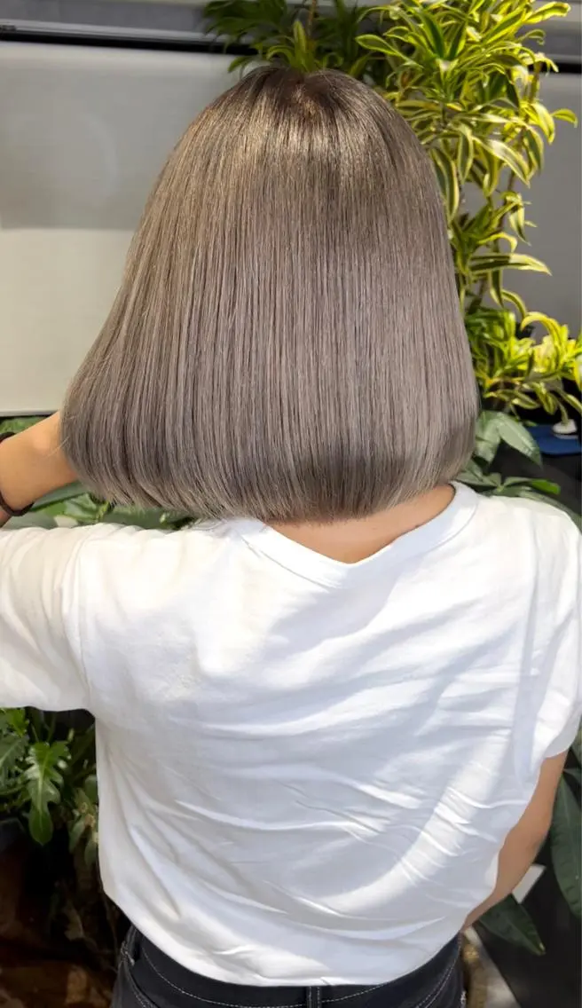 ミディアム カラー ヘアアレンジ ベージュカラー ブリーチ ダブルカラー ミルクティーベージュ ヨシンモリ hiiko顔まわり カットのヘアスタイル