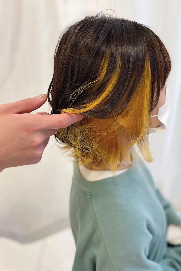 ショート カラー インナーカラー イエローカラー シールエクステ専門店 Spira藤崎宮のヘアスタイル
