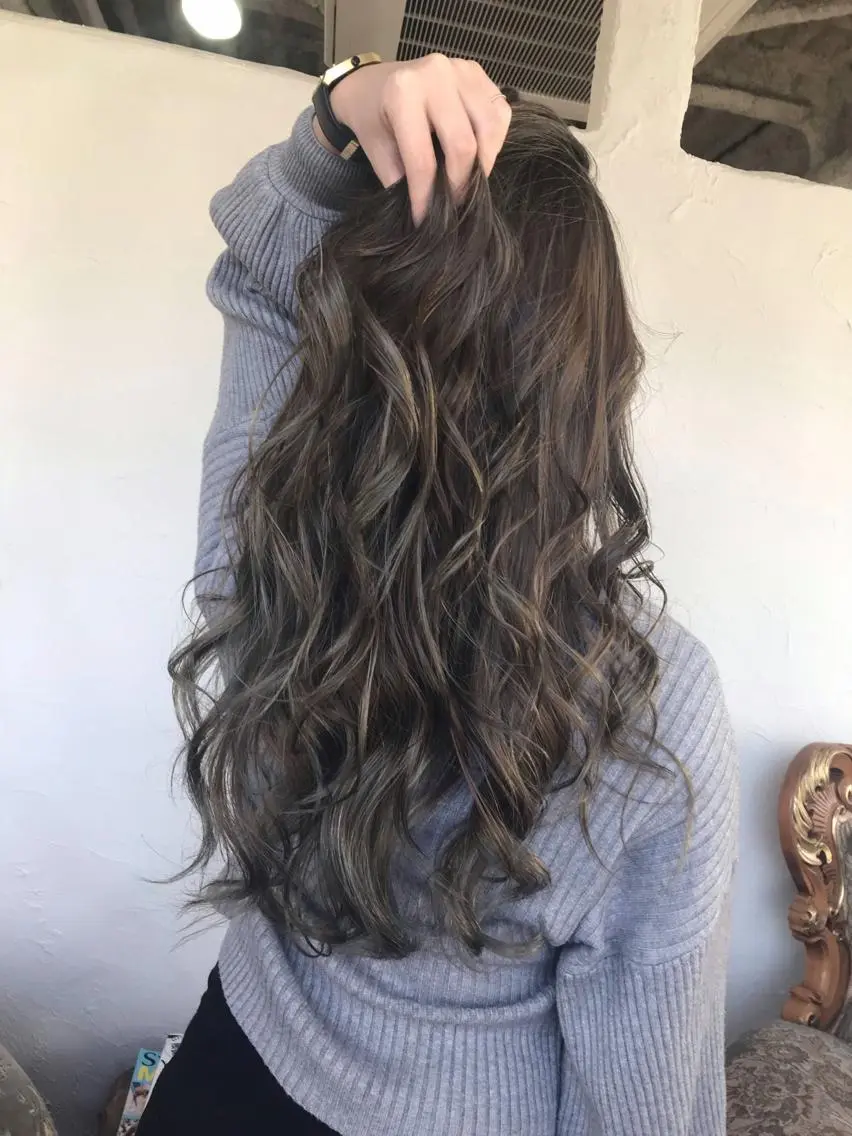 ロング カラー アッシュ アッシュグレー アッシュグレージュ グレージュ 伊藤 優希のヘアスタイル