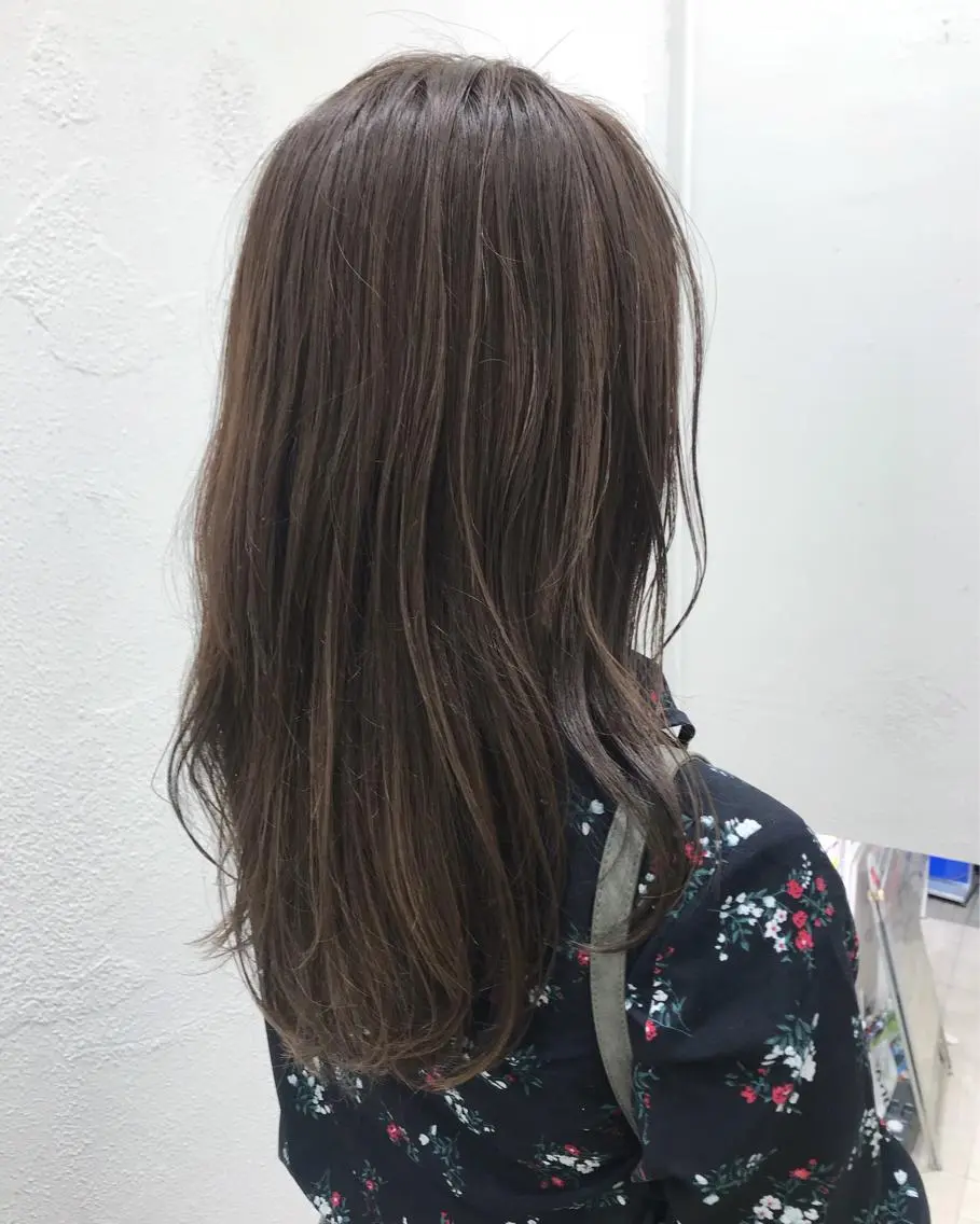 セミロング カラー ブリーチ グレージュ ブリーチなしカラー 当日予約🆗✂︎ ウエモト タクのヘアスタイル