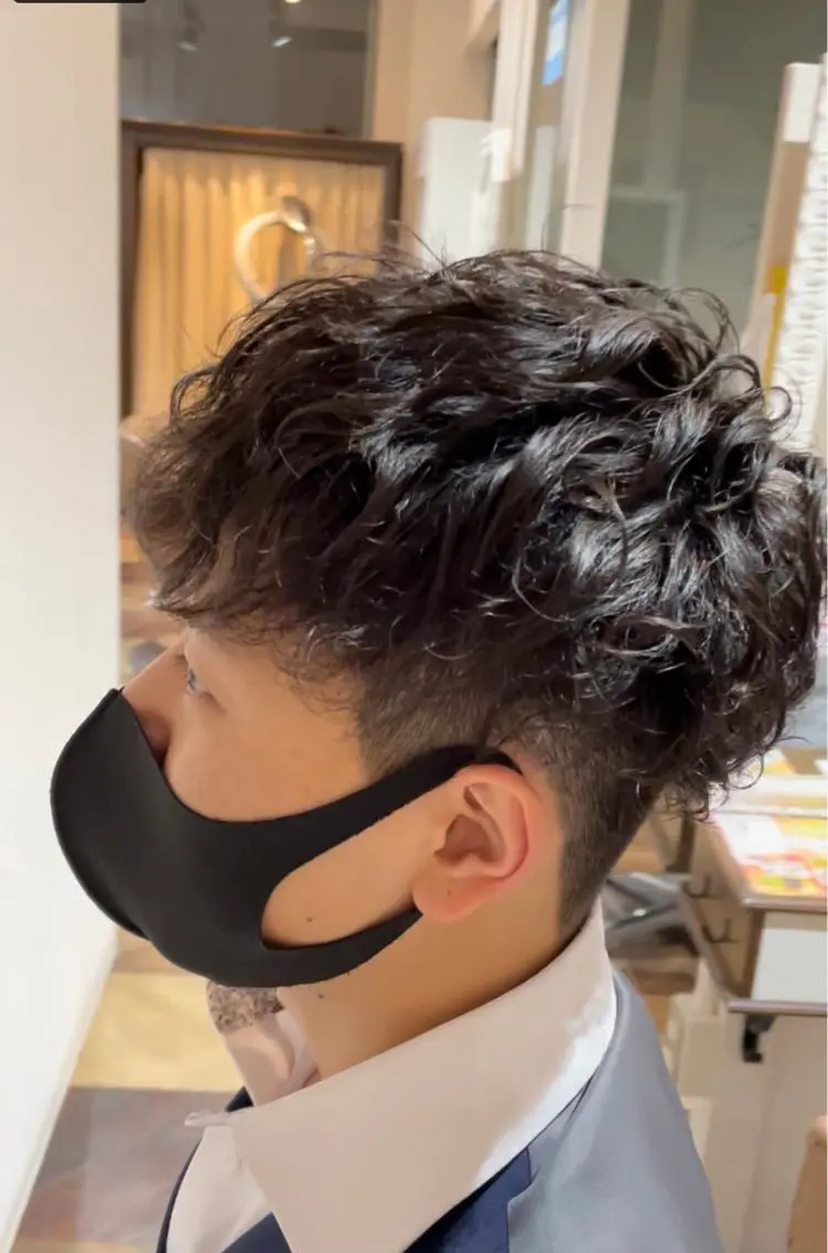 ショート パーマ メンズ ビジネス メンズパーマ スパイラルパーマ 西宮ハイトーンカラー ひらり💜のヘアスタイル