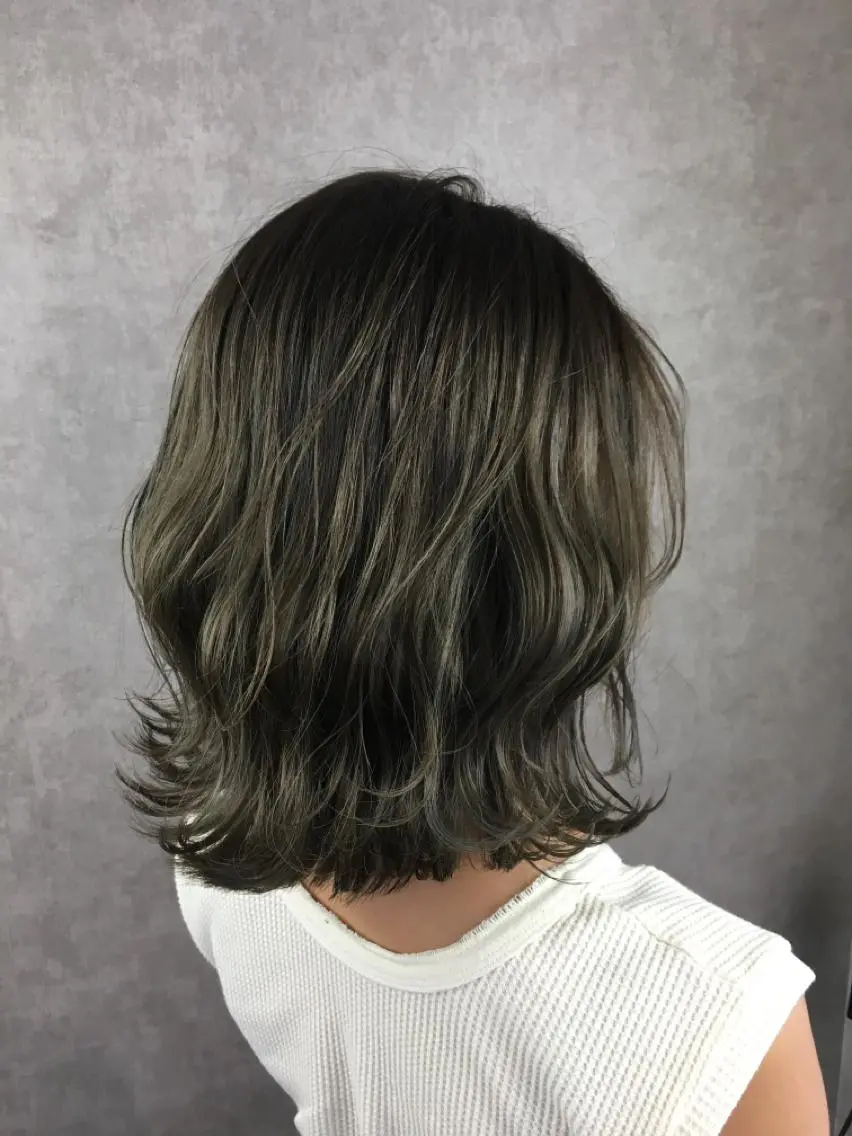 ミディアム カラー ベージュカラー シルバー シルバーベージュ ツイストスパイラル パーマ✂︎ KYOUのヘアスタイル