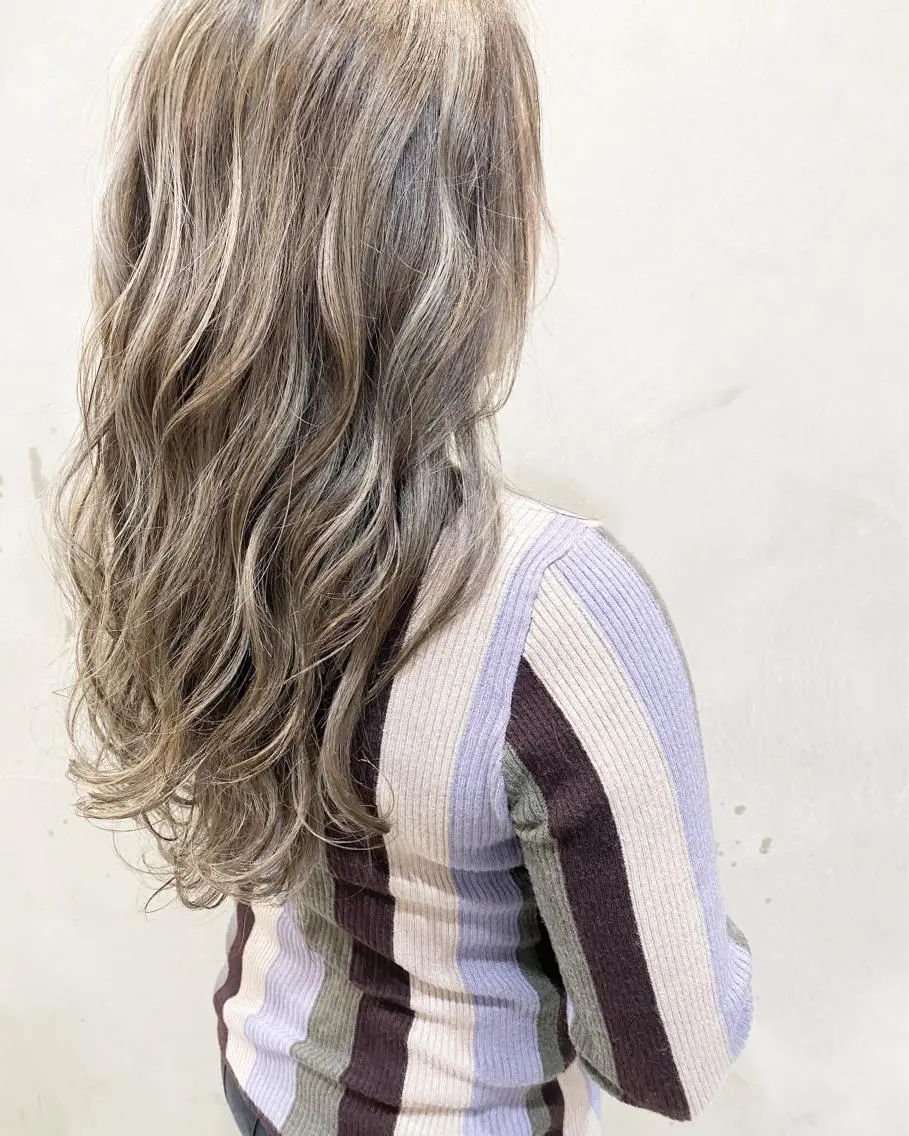 セミロング ハイライト 髪質改善 縮毛矯正 トリートメント 酸熱トリートメント カット ヘアカラー トリートメント 中川 勝友のヘアスタイル