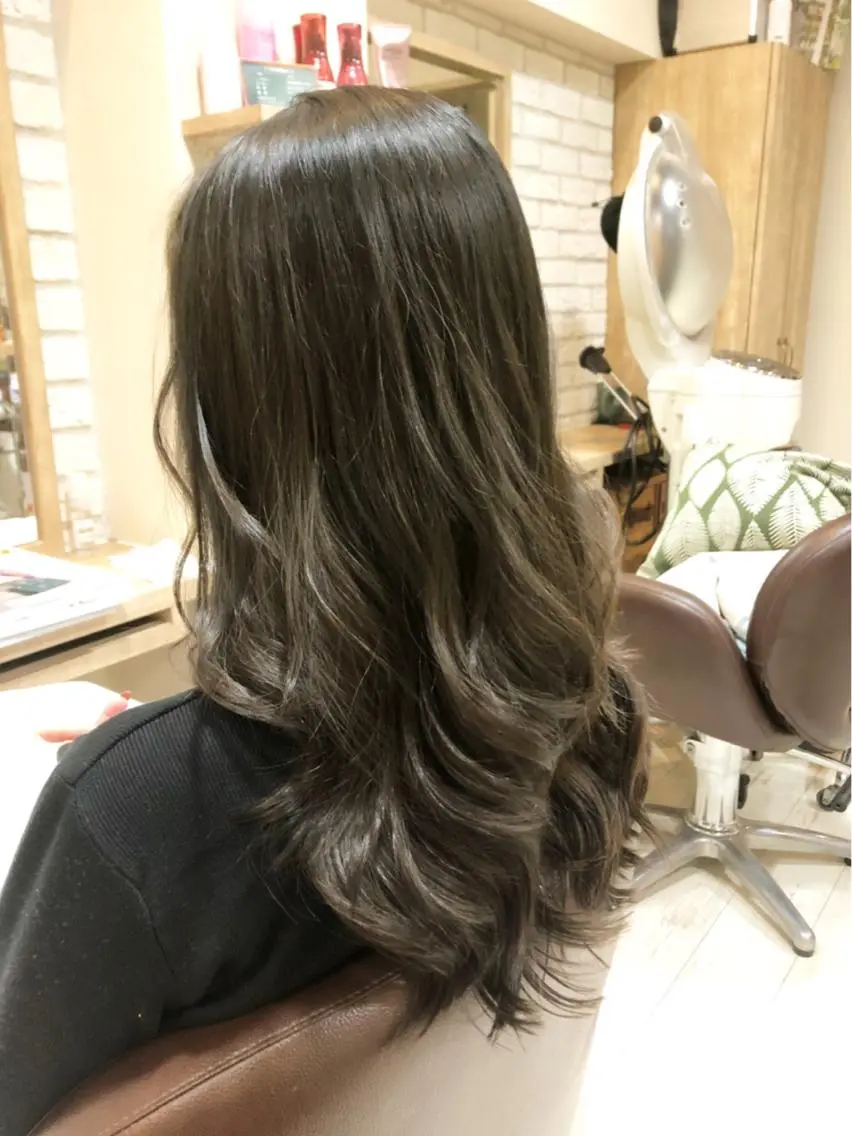 ロング カラー ブリーチ ダークグレー ブリーチなしカラー オリーブグレー シルバー 清水 有実子のヘアスタイル