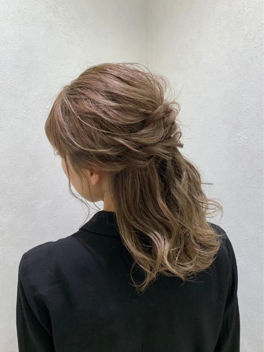 セミロング カラー パーマ ヘアアレンジ ハイトーンカラー🤍 山下 優華のヘアスタイル