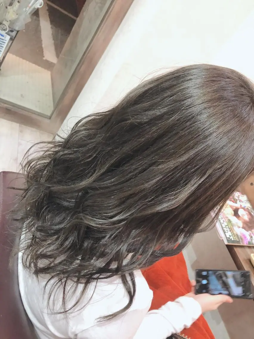 ミディアム カラー グレージュ 小森 拓哉のヘアスタイル
