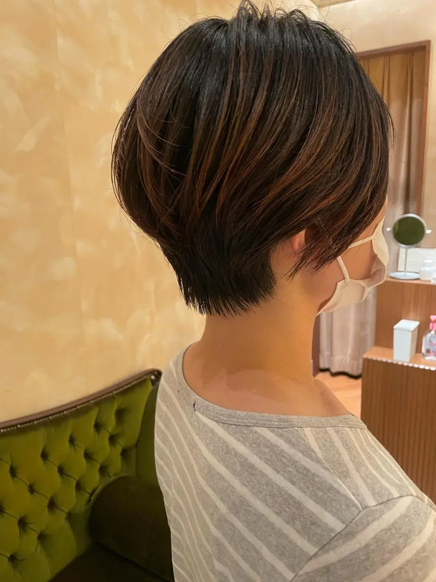 ショート 白髪ぼかしハイライト 脱白髪染めのヘアスタイル