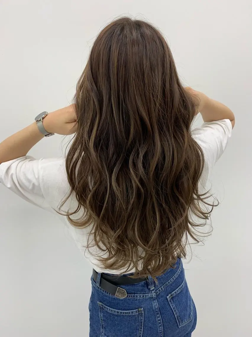 ロング ハイライト 山田 絵里菜のヘアスタイル