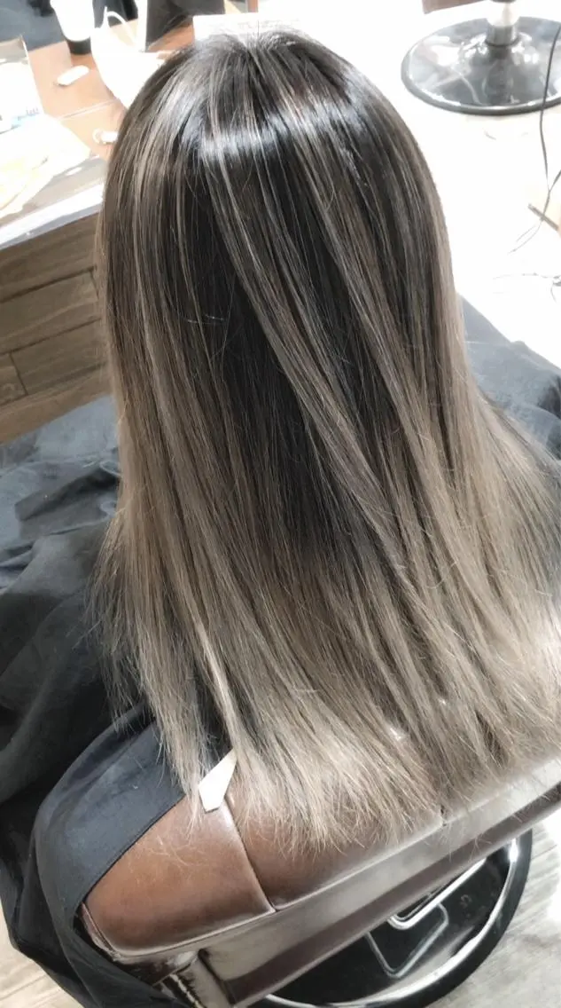 セミロング カラー バレイヤージュ レイヤーカット biscohair 髪にドラマを。のヘアスタイル